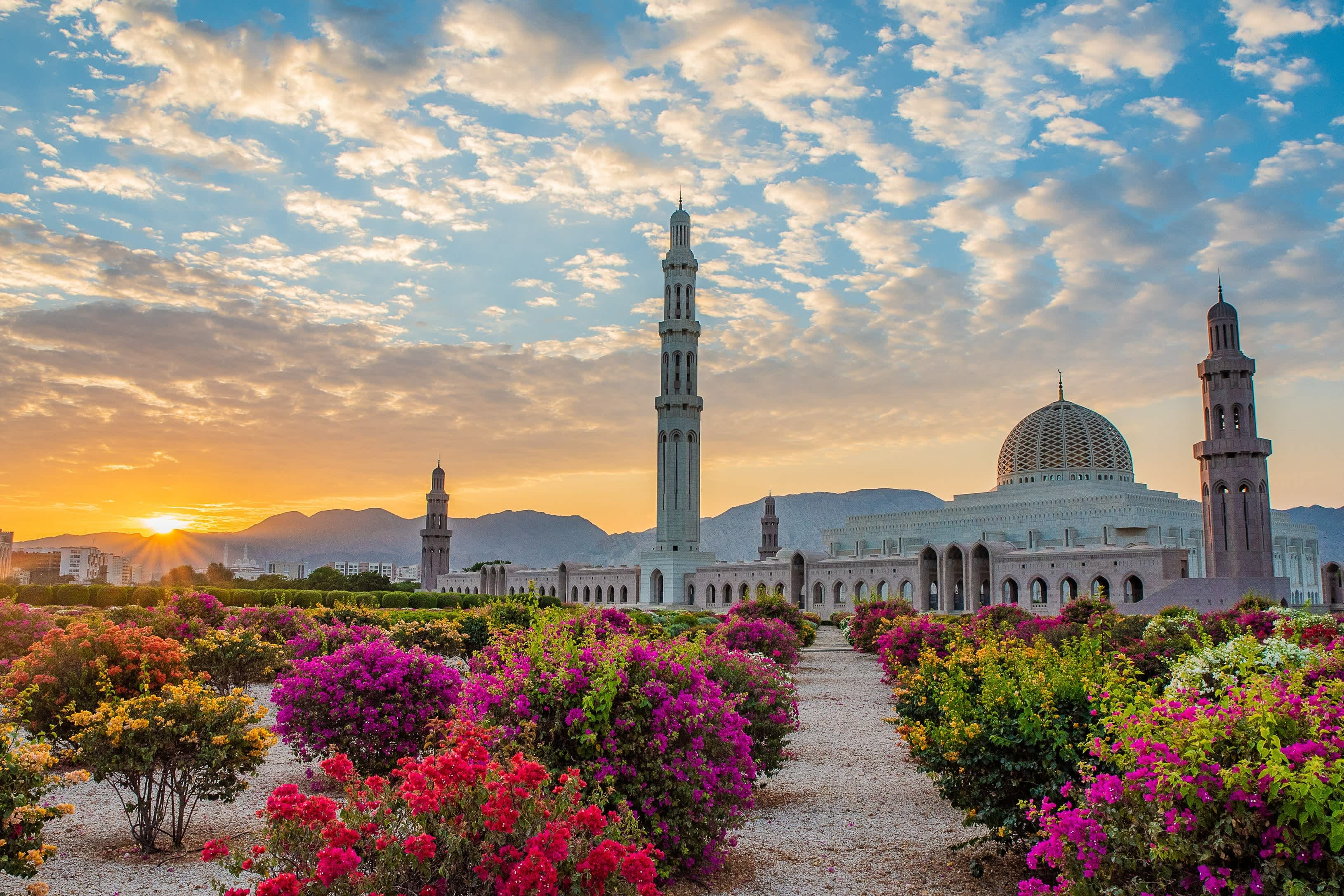 Lassen Sie sich bei einer Reise in den Orient die Große Moschee in Muscat nicht entgehen