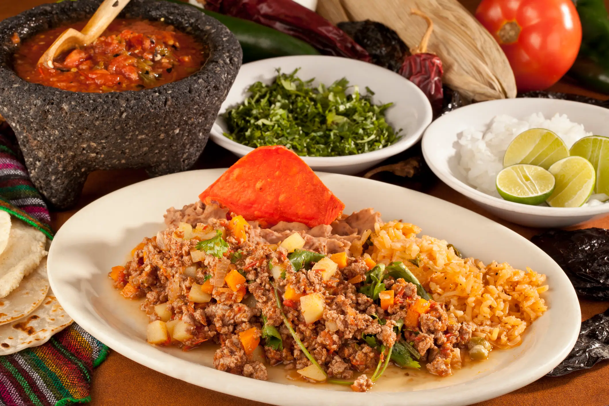Costa-Ricanisches Essen, Picadillo Picadillo - ein Eintopf aus Hackfleisch, Gemüse und Salsa serviert mit Reis und gebratenen Bohnen