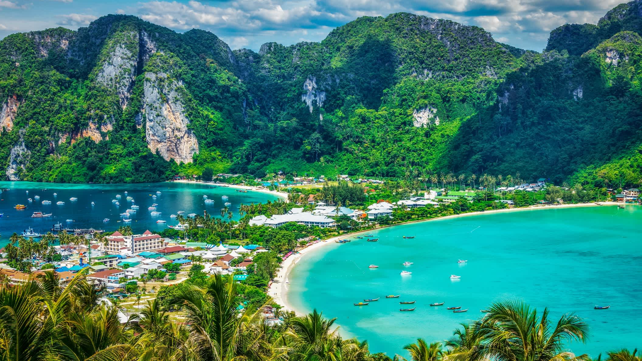 Blick zur Insel Phi Phi an der Andamanensee in Thailand. 