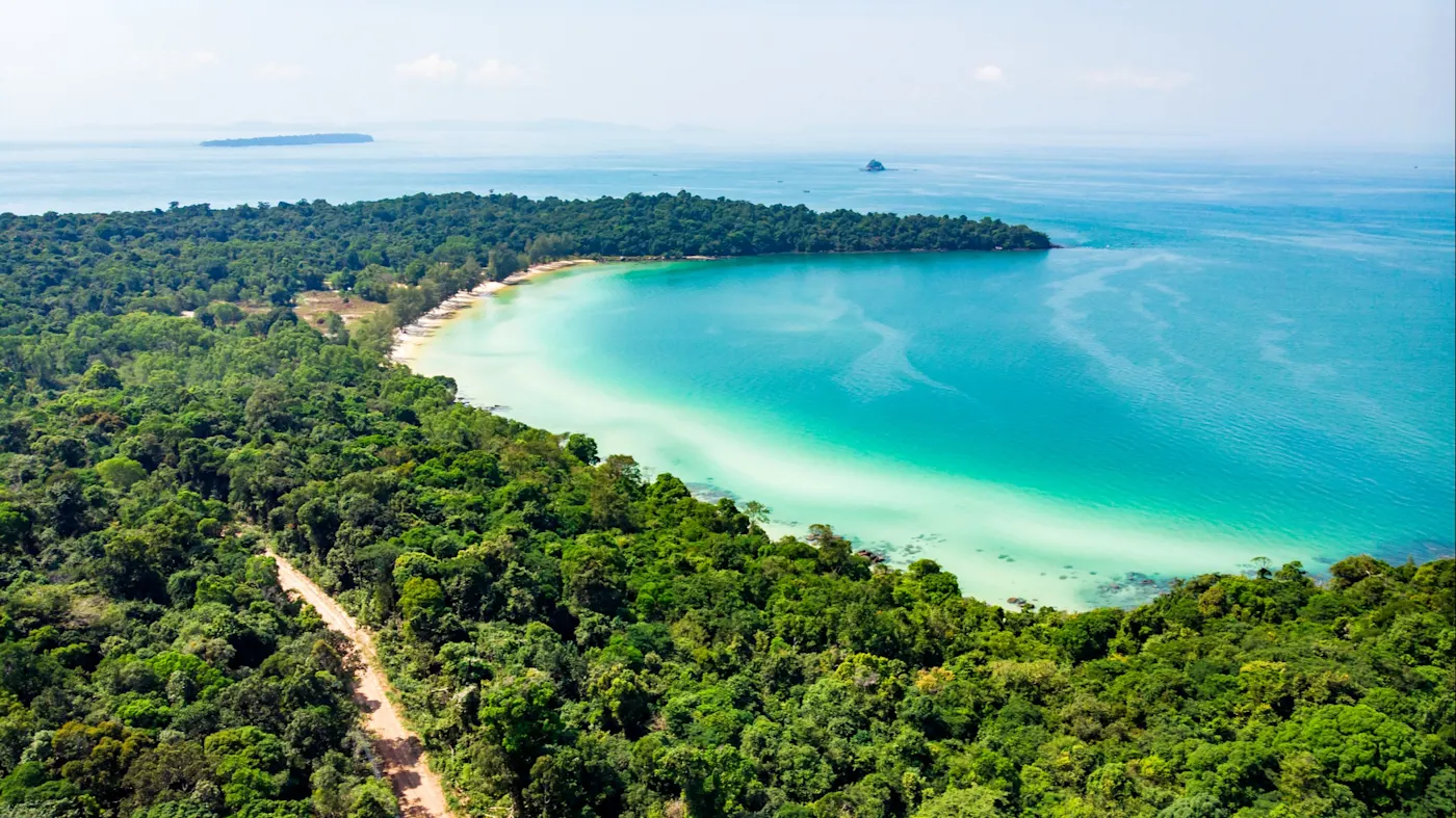 Sihanoukville, Kambodscha Luftaufnahme von Wald am traumhaften Sandstrand Sihanoukville in Kambodscha