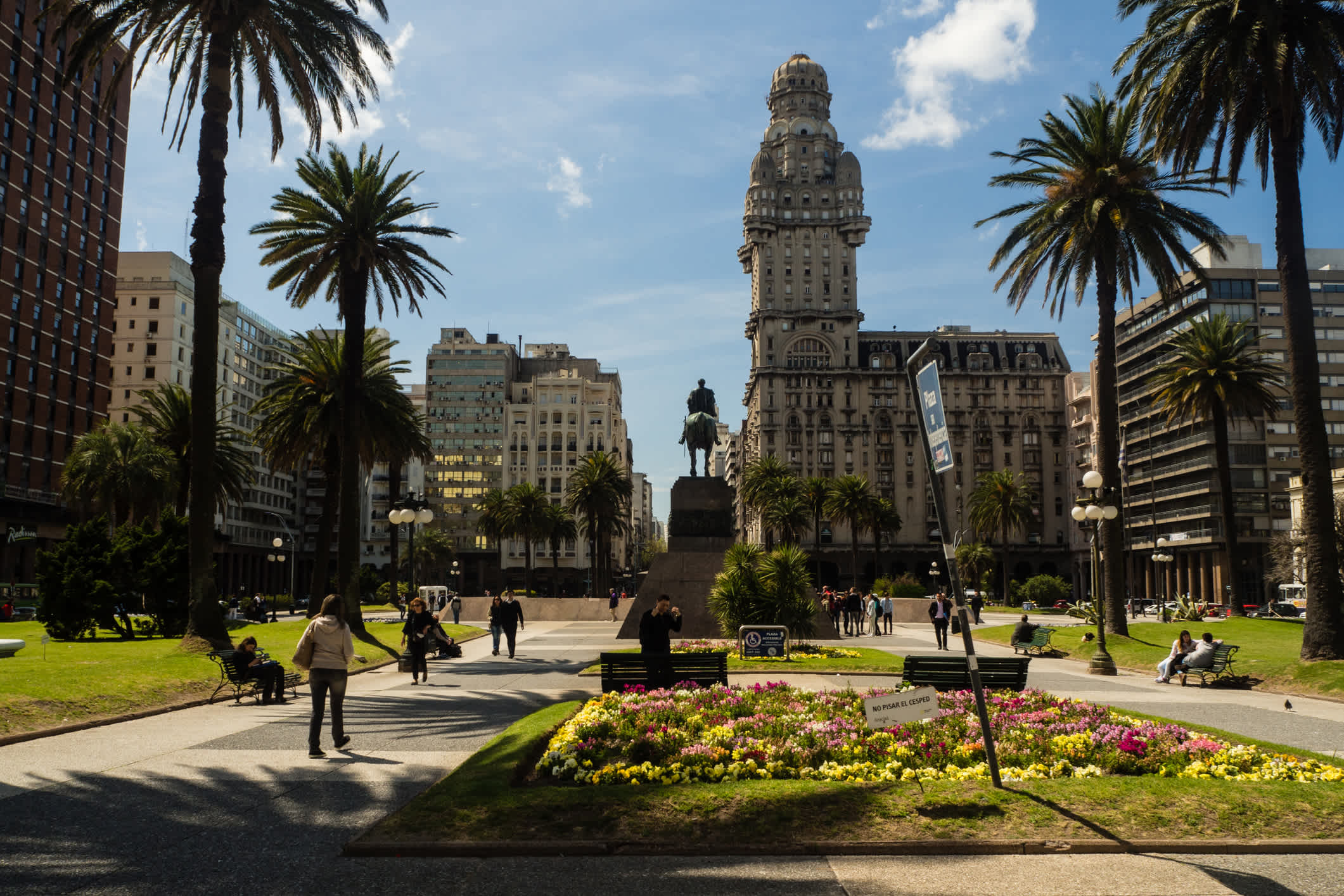 Blick auf dem Hauptplatz in Montevideo mit Salvo-Palast, Uruguay

