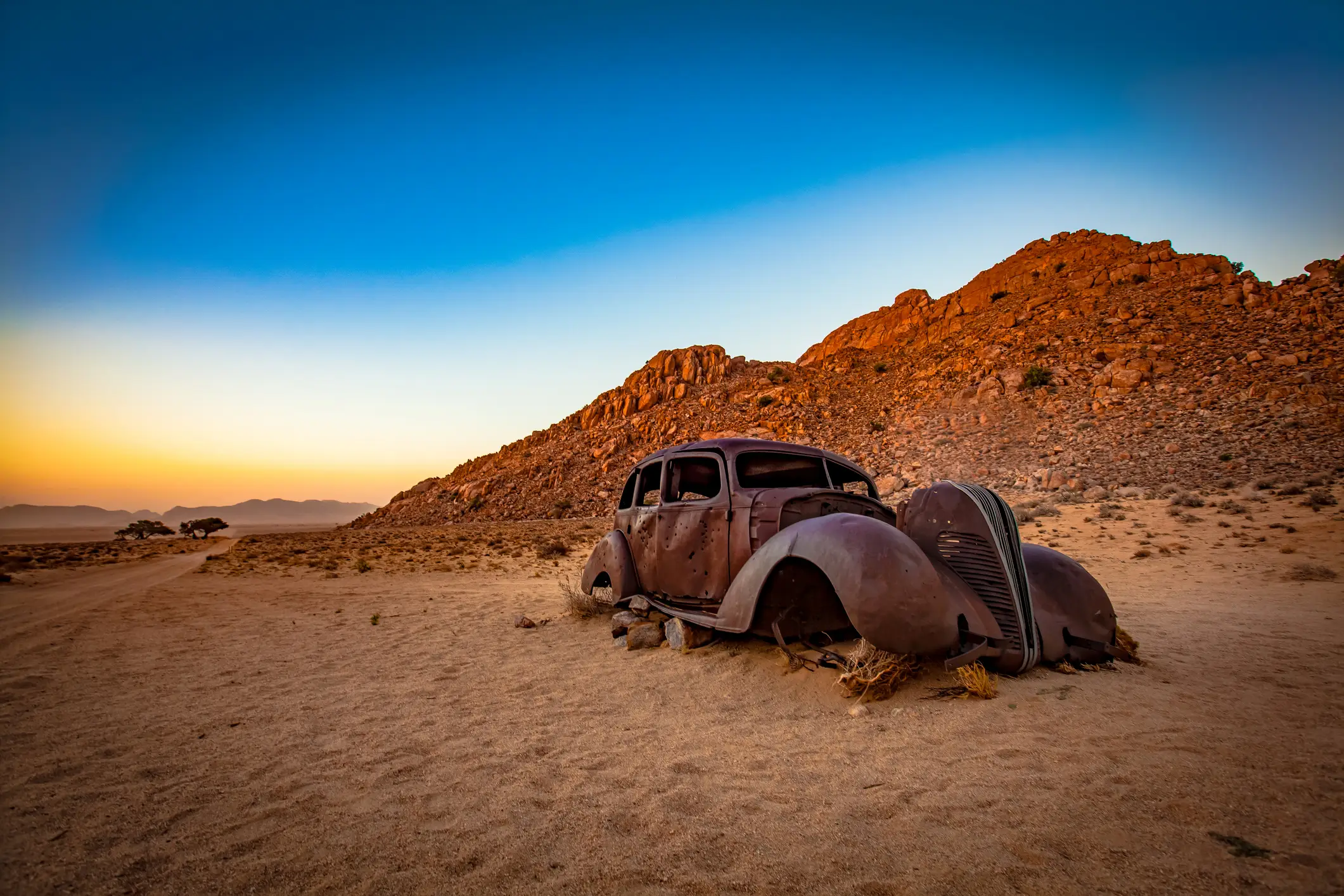 Namibia, Aus Verlassenes Auto in der Wüste in der Nähe von Aus, Namibia.