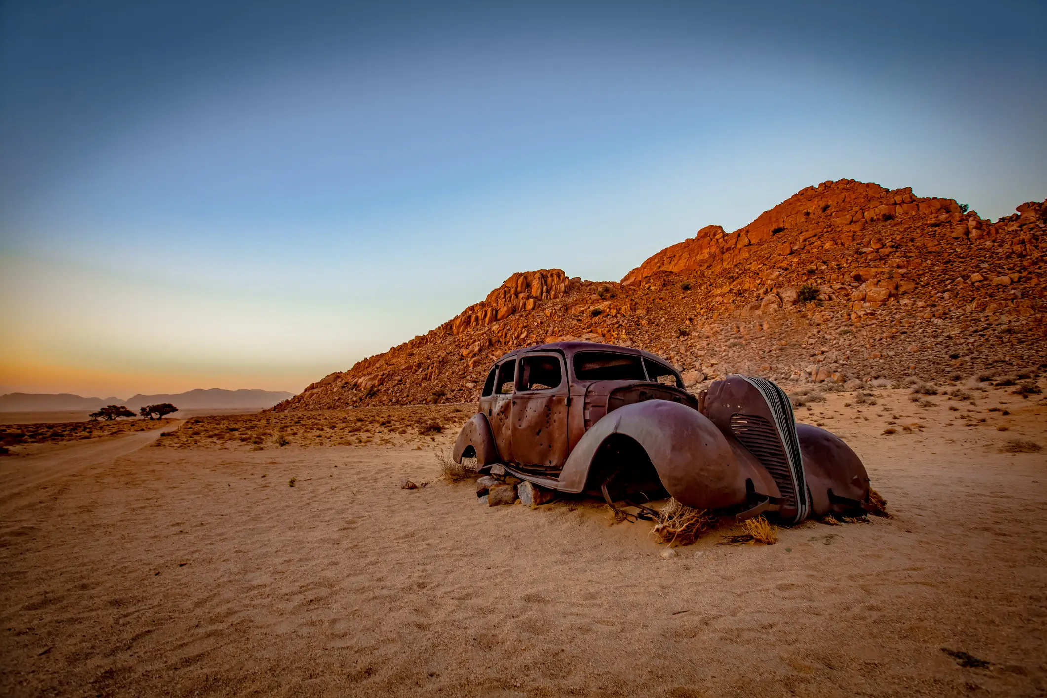 Verlassenes Auto in der Wüste in der Nähe von Aus, Namibia.