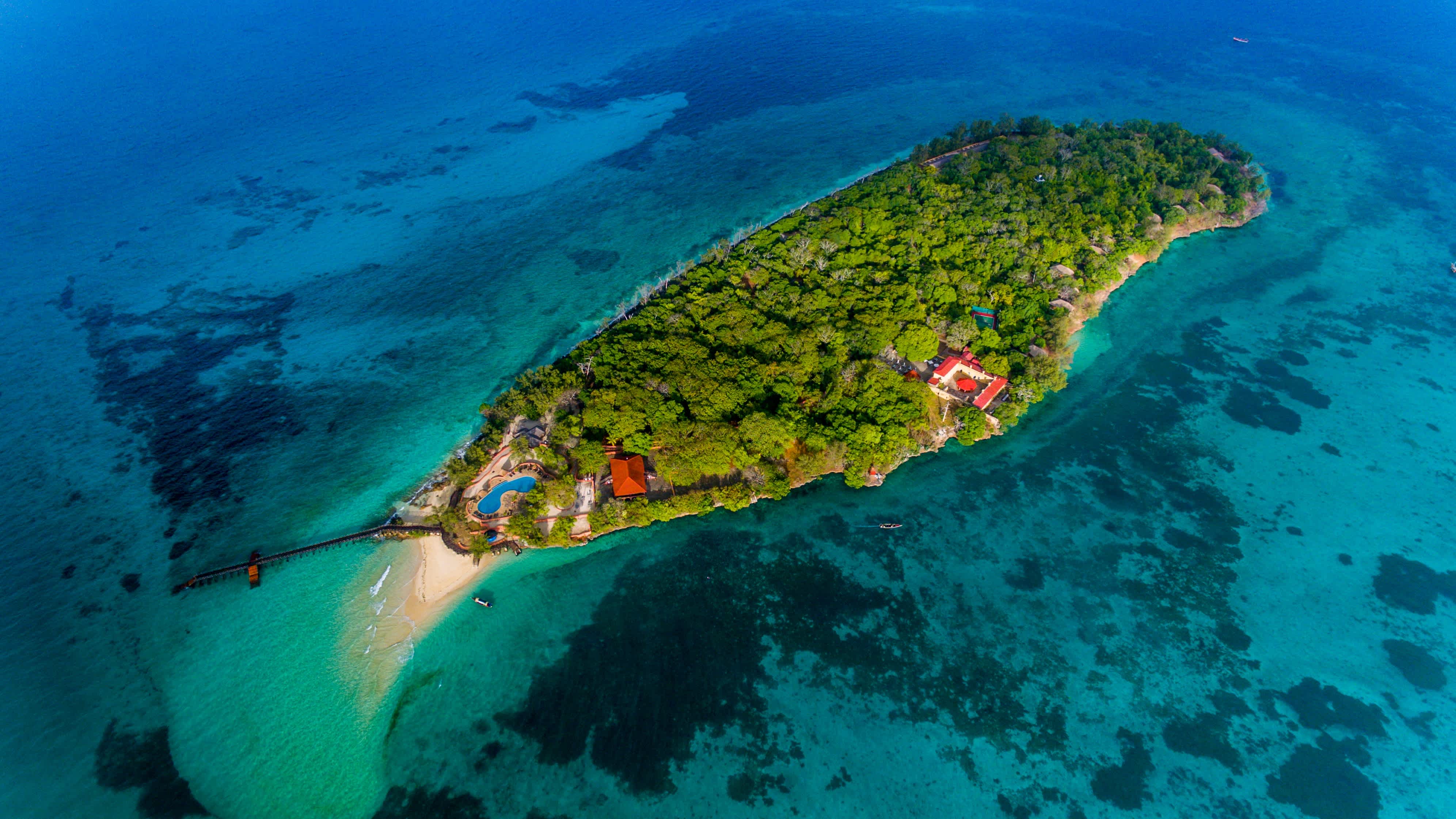 Luftaufnahme der Gefängnisinsel oder auch Prison Island (Changu) mit Sicht auf das umliegende Riff auf Sansibar in Tansania Afrika.
