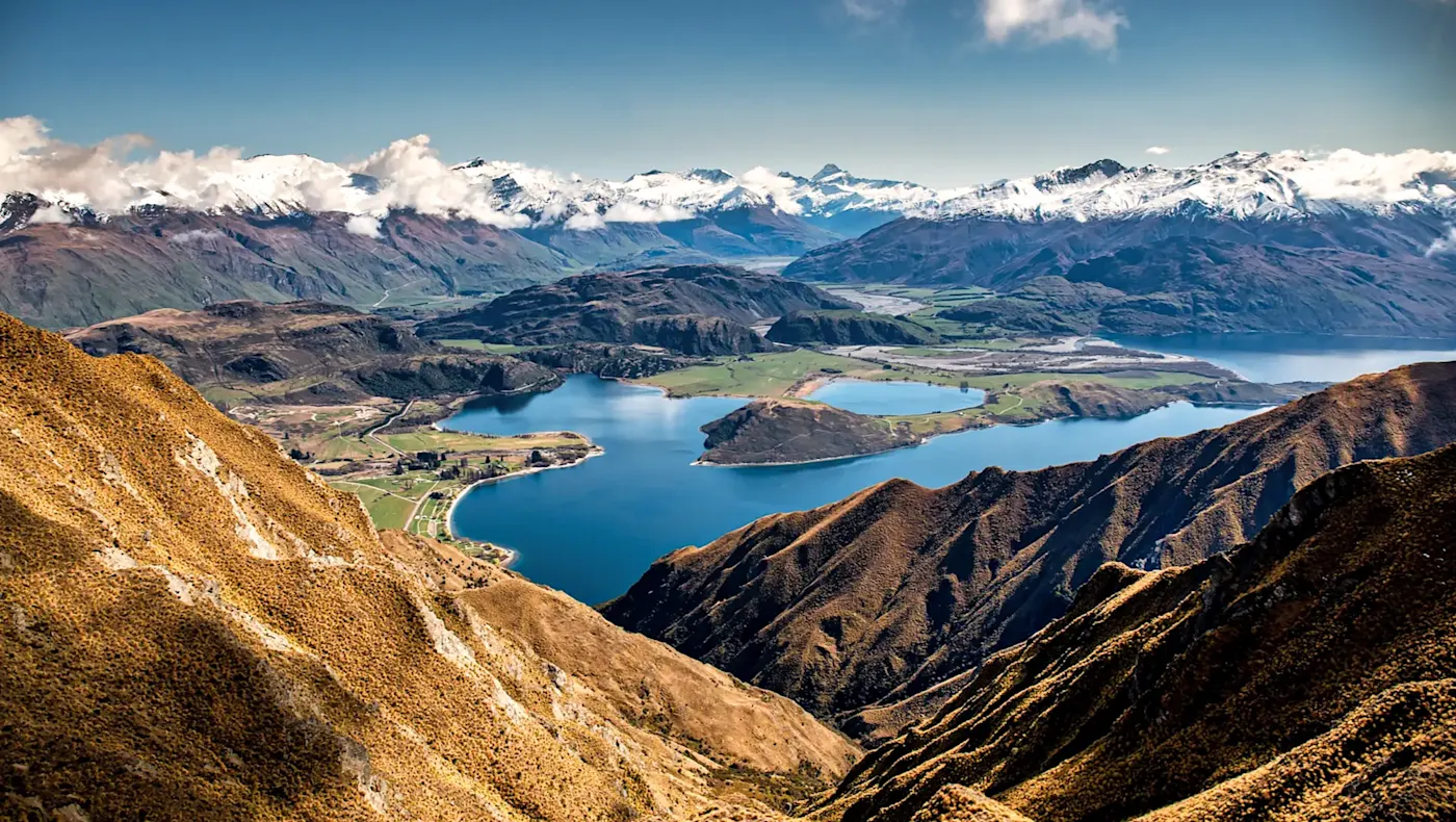 Neuseeland, Otago, Wanaka Berglandschaft mit See und Tälern, Wanaka, Otago, Neuseeland.