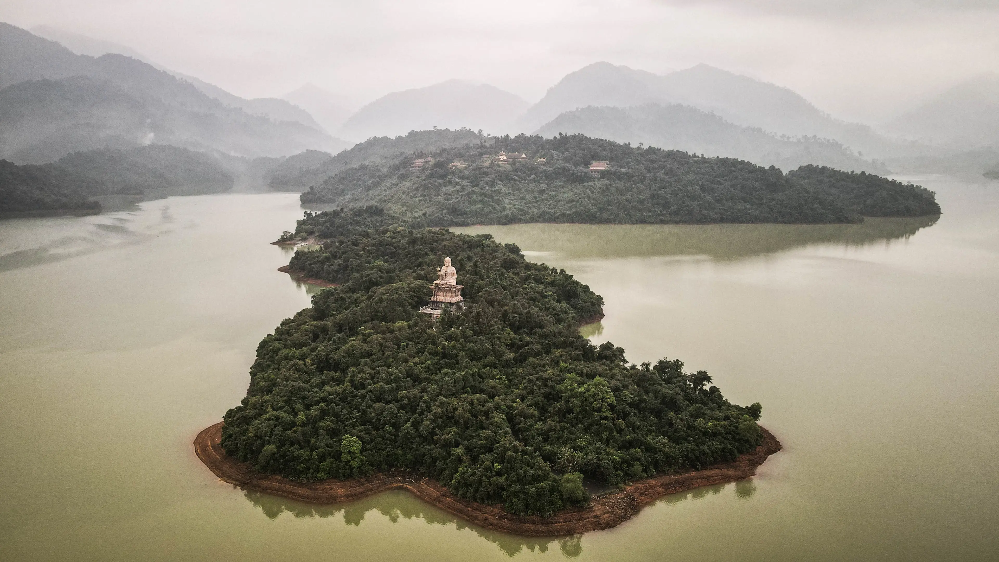 Vue aérienne du Bouddha du parc national de Bach Ma au Vietnam