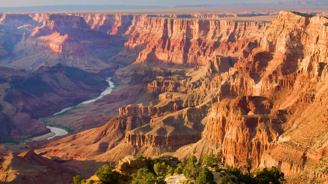 Beau paysage du Grand Canyon visible depuis Desert View Point avec le fleuve Colorado au crépuscule, Arizona, États-Unis.
