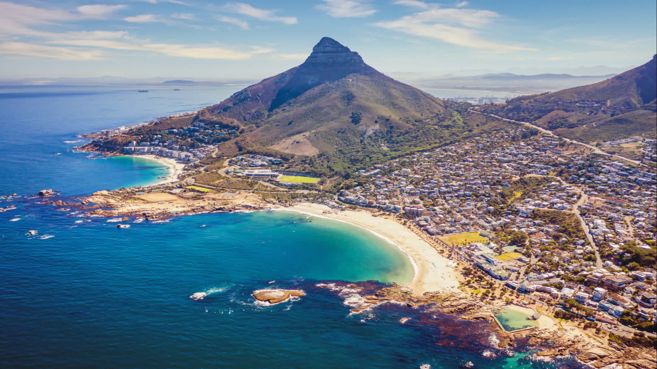 Luftaufnahme von Camps Bay Clifton in Kapstadt, Südafrika. 