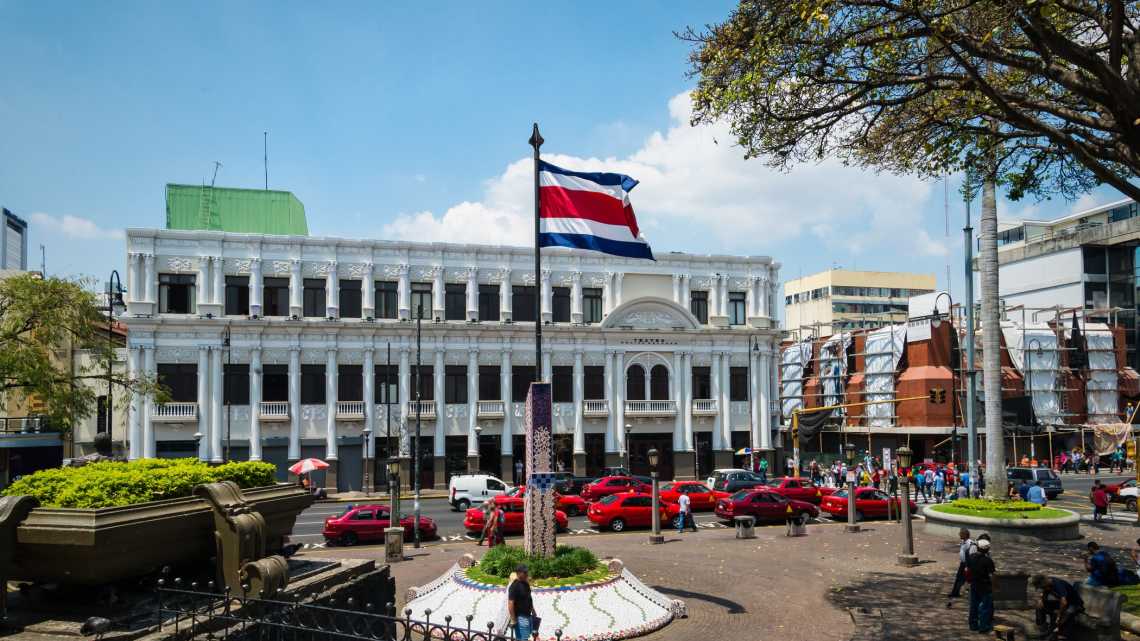 Place de la ville de San José avec le drapeau du Costa Rica