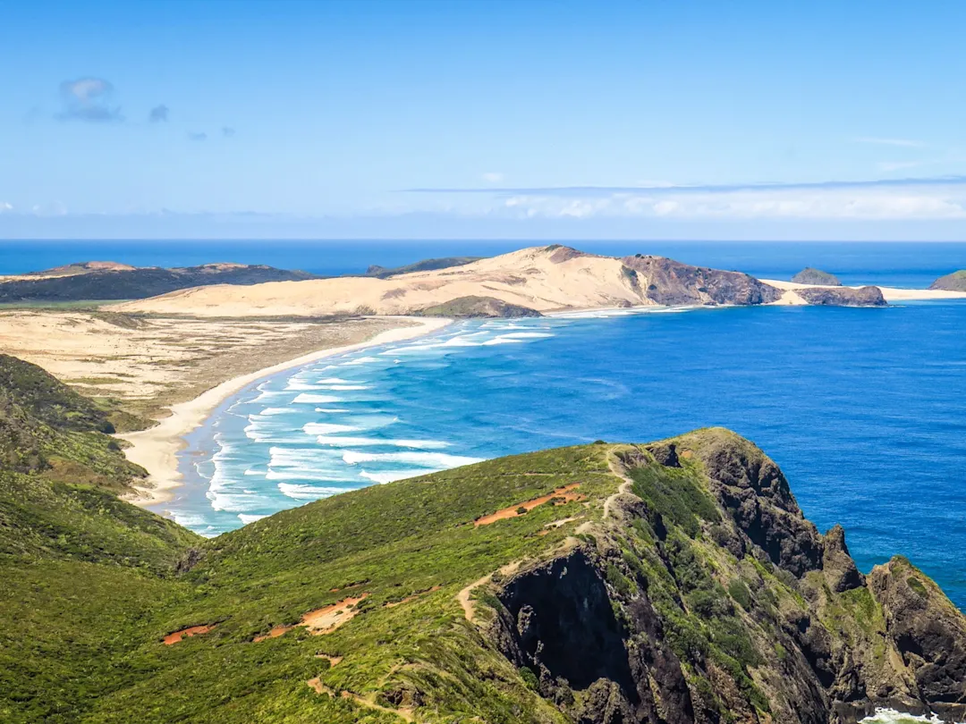 Cape Reinga, an der Spitze von Neuseeland, ist ein beeindruckender Ort, wo der Tasmanische Ozean und das Pazifische Meer aufeinandertreffen