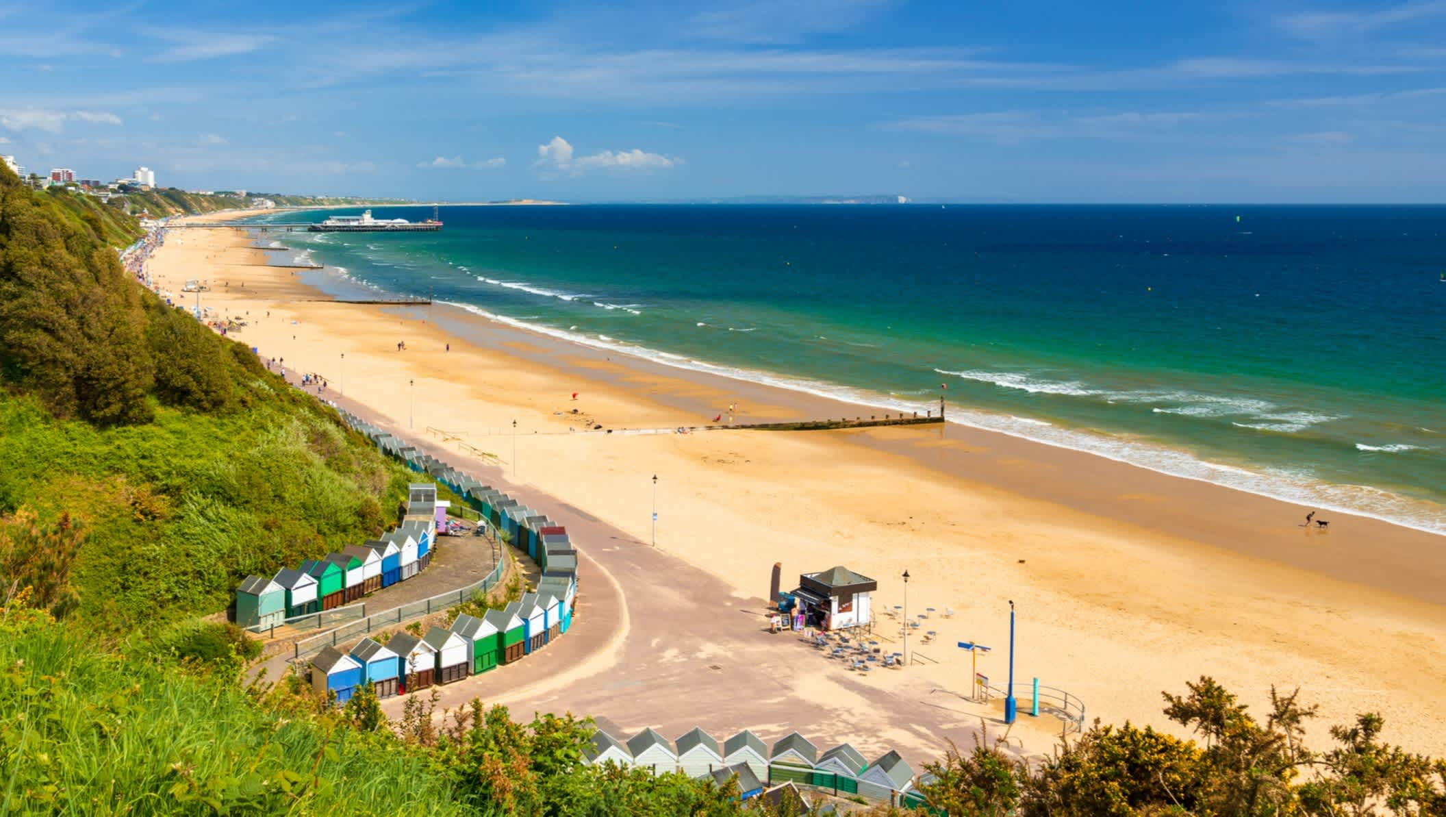 Vue des plages dorées et la mer bleu-vert le long de la côte du Dorset à Middle Chine entre Poole et Bournemouth, Angleterre