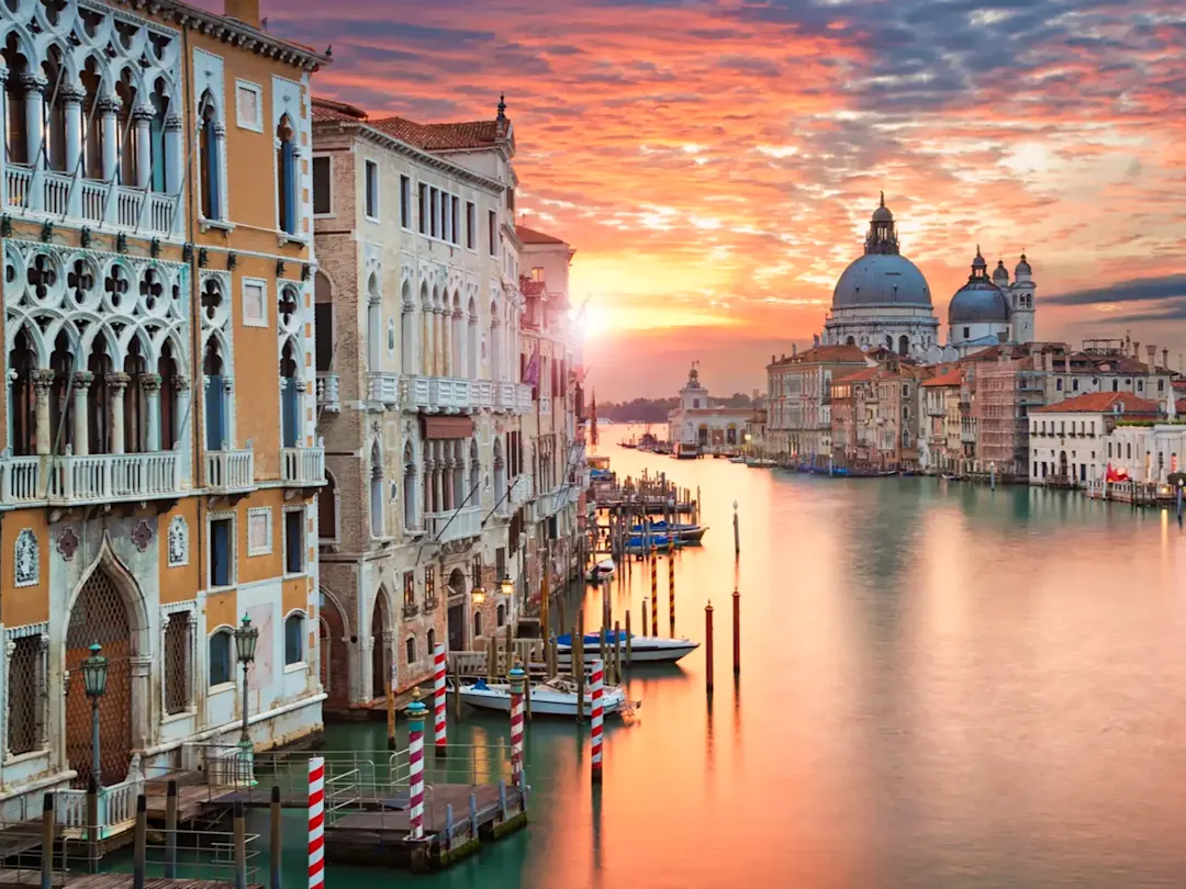 Romantische Sonnenuntergänge am Canal Grande in Venedig, Veneto, Italien.