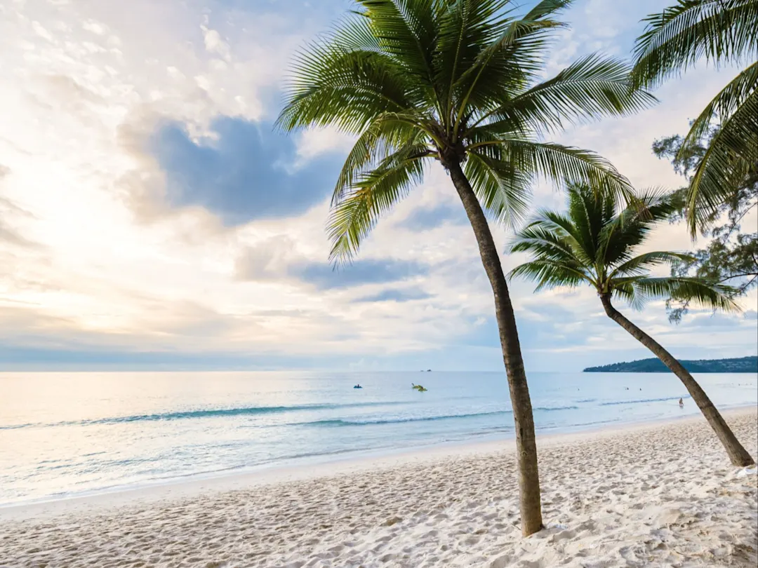 Bang Tao Beach in Phuket, Thailand, beeindruckt mit seinem langen, goldenen Sandstrand und ruhigem, türkisblauem Wasser