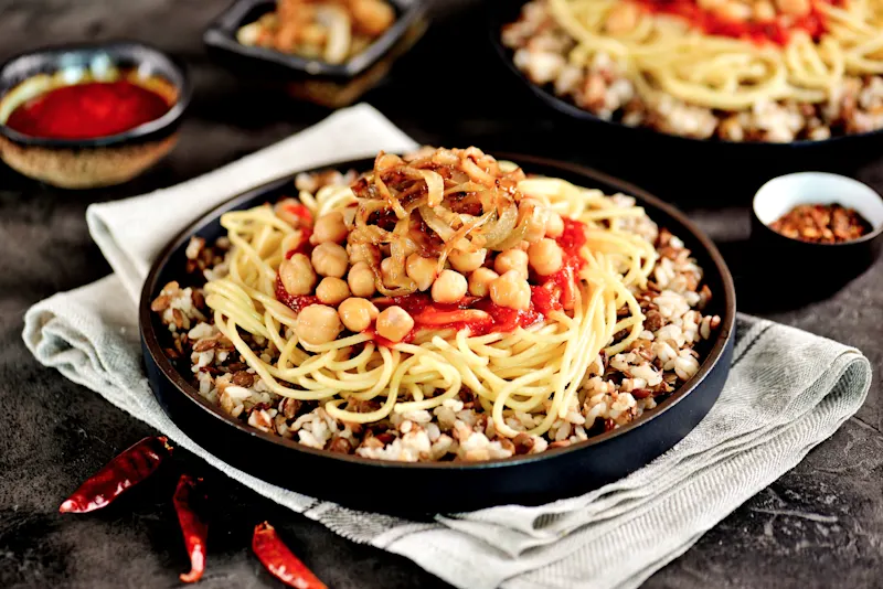 Ägypten, Header, Top Dishes, Koshari Koshari, schön angerichtet.