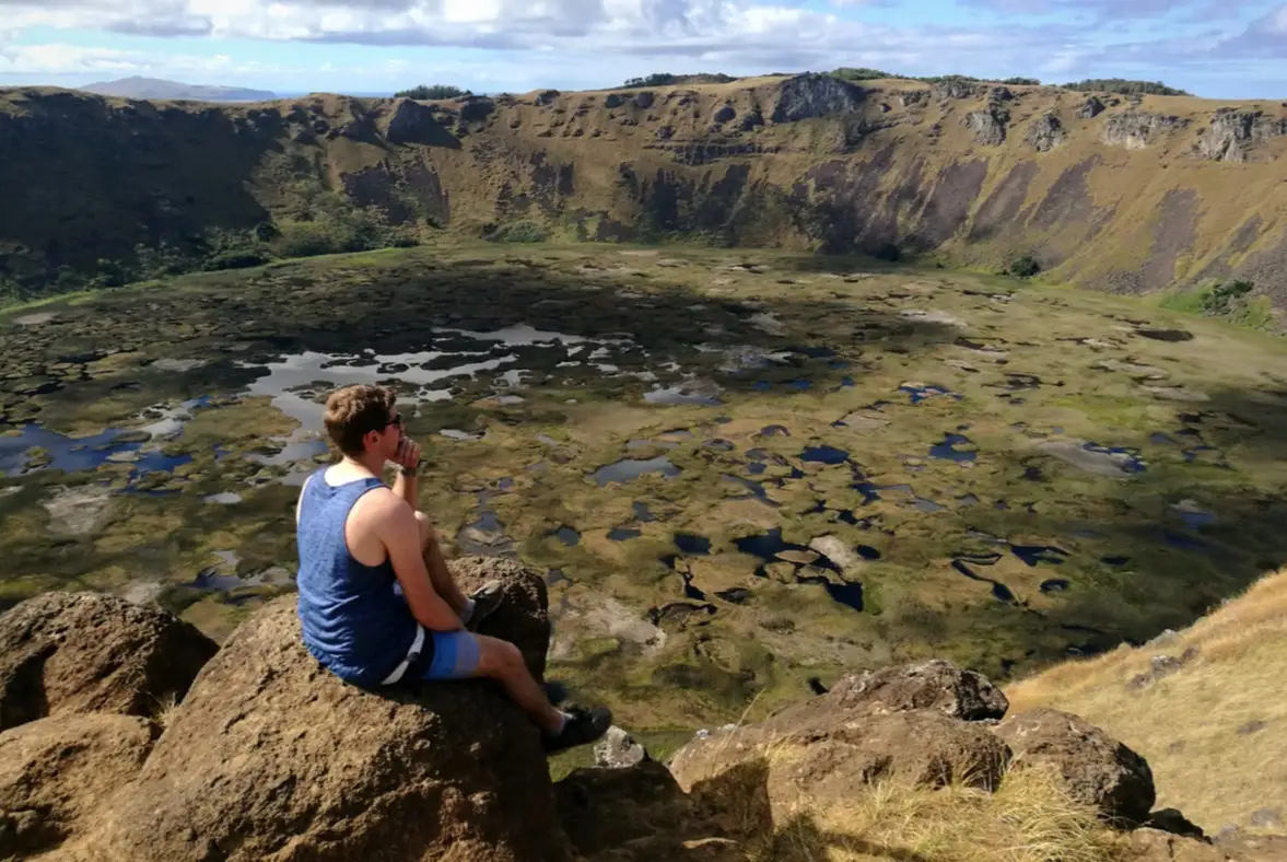 Île de Pâques, Randonnée Rano Kau, sur l'île de Pâques, est exploré par un randonneur.