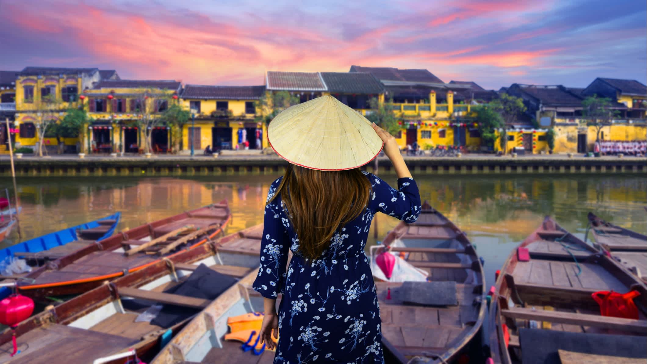 La touriste dans la vieille ville historique de Hoi An au Vietnam.

