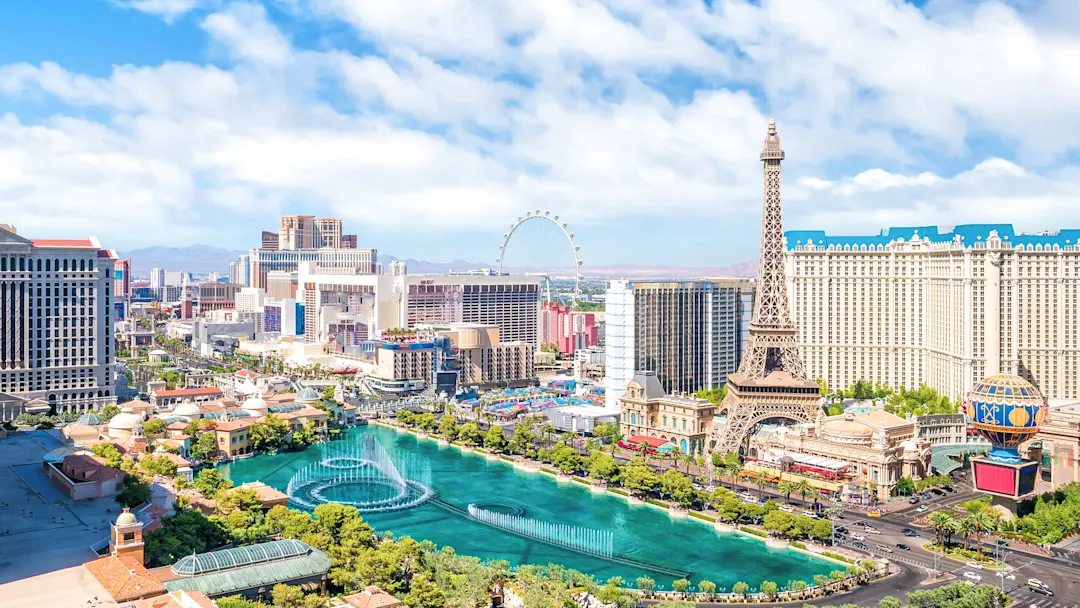 Skyline mit Nachbildungen und Brunnen auf dem Strip, Las Vegas, Nevada, USA.