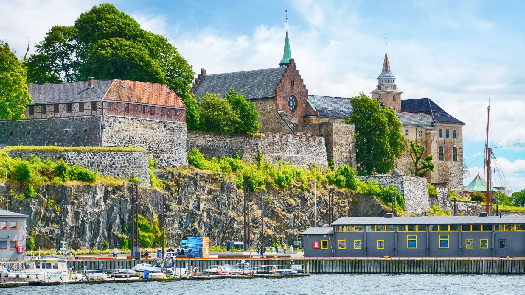 Norvège, Oslo, citadelle d'Akershus Vue du port d'Oslo et de la citadelle d'Akershus, Norvège.