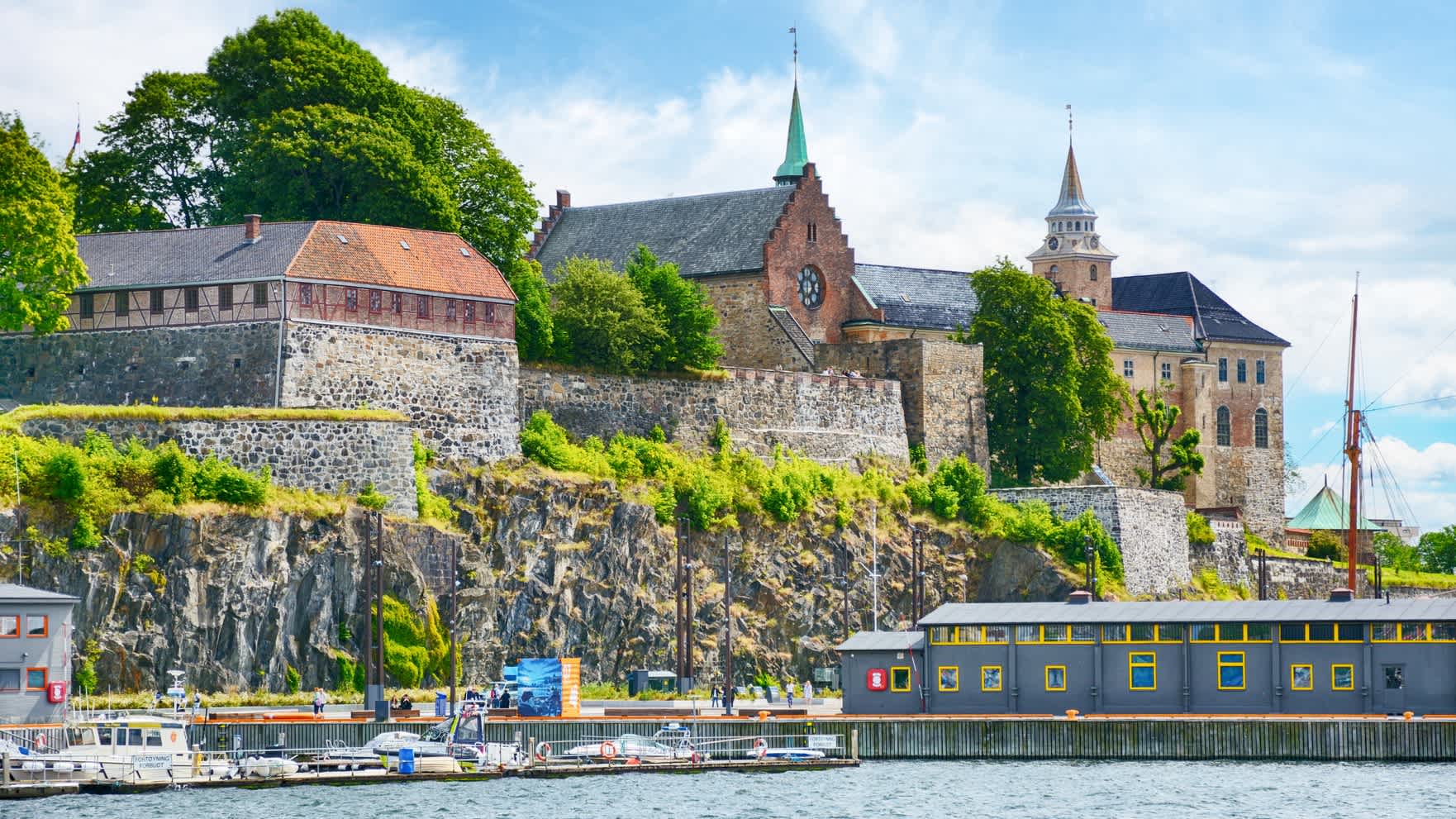 Blick auf den Hafen von Oslo und Festung Akershus, Norwegen.
