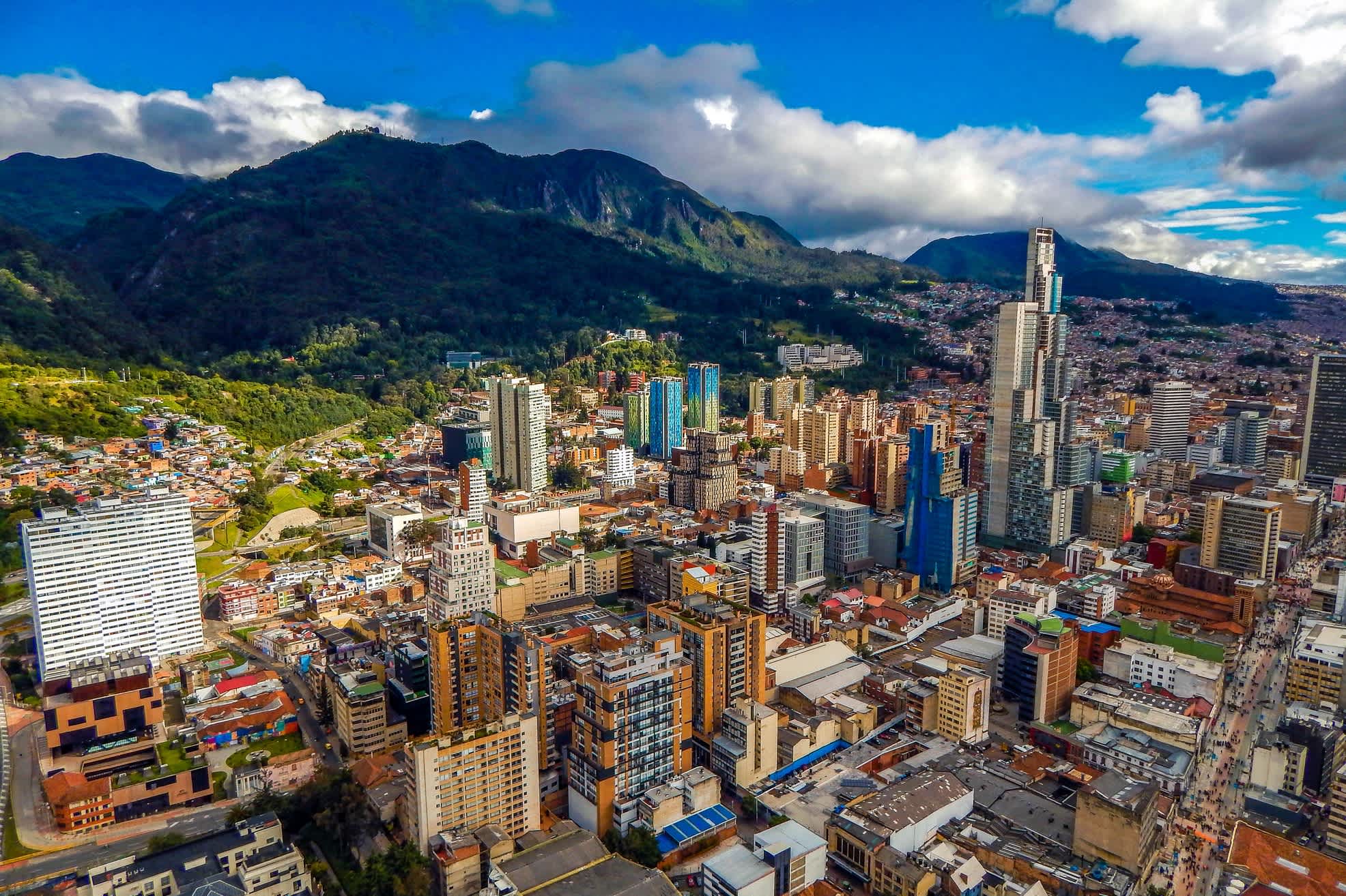 Luftaufnahme der Stadt Bogotá mit hohen Gebäuden und Gebirge im Hintergrund