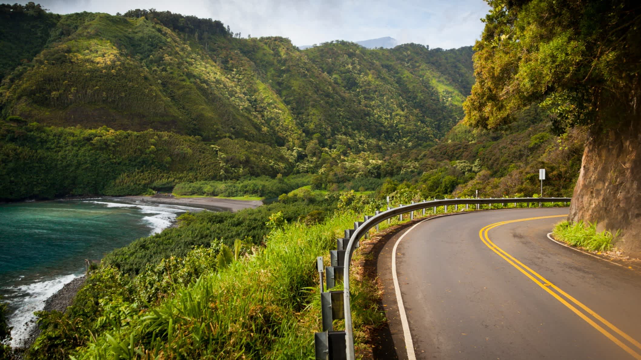 Wunderschöne Hana Road, malerischer Hana Highway an der Ostküste von Maui, Hawaii, USA
