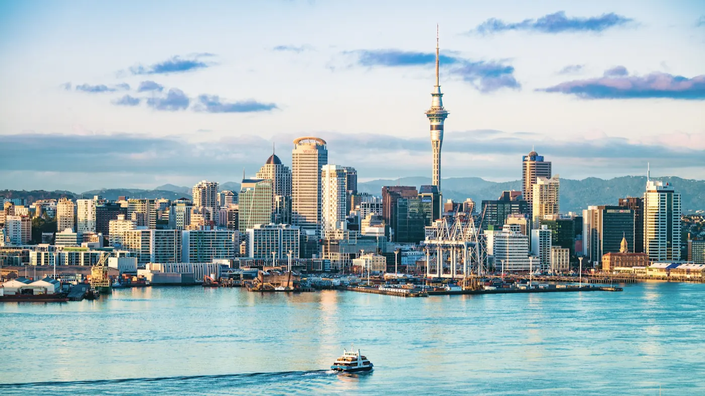 Skyline avec Skytower, port et bâtiments au lever du soleil, Auckland, Île du Nord, Nouvelle-Zélande.