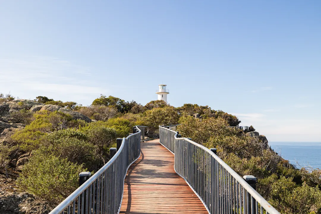 Panoramablick auf den Leuchtturm von Cape Tourville im Freycinet National Park, Tasmanien, Australien.
