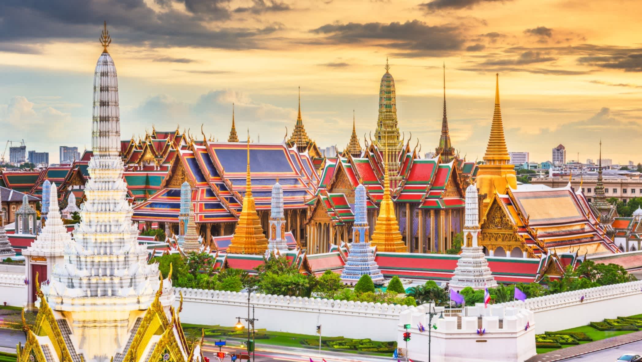 Bangkok, Thaïlande, avec le temple du Bouddha d'émeraude et le Grand Palais au crépuscule.