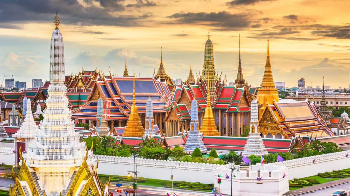Bangkok, Thailand, mit dem Tempel des Smaragd Buddhas und dem Großen Palast in der Abenddämmerung.
