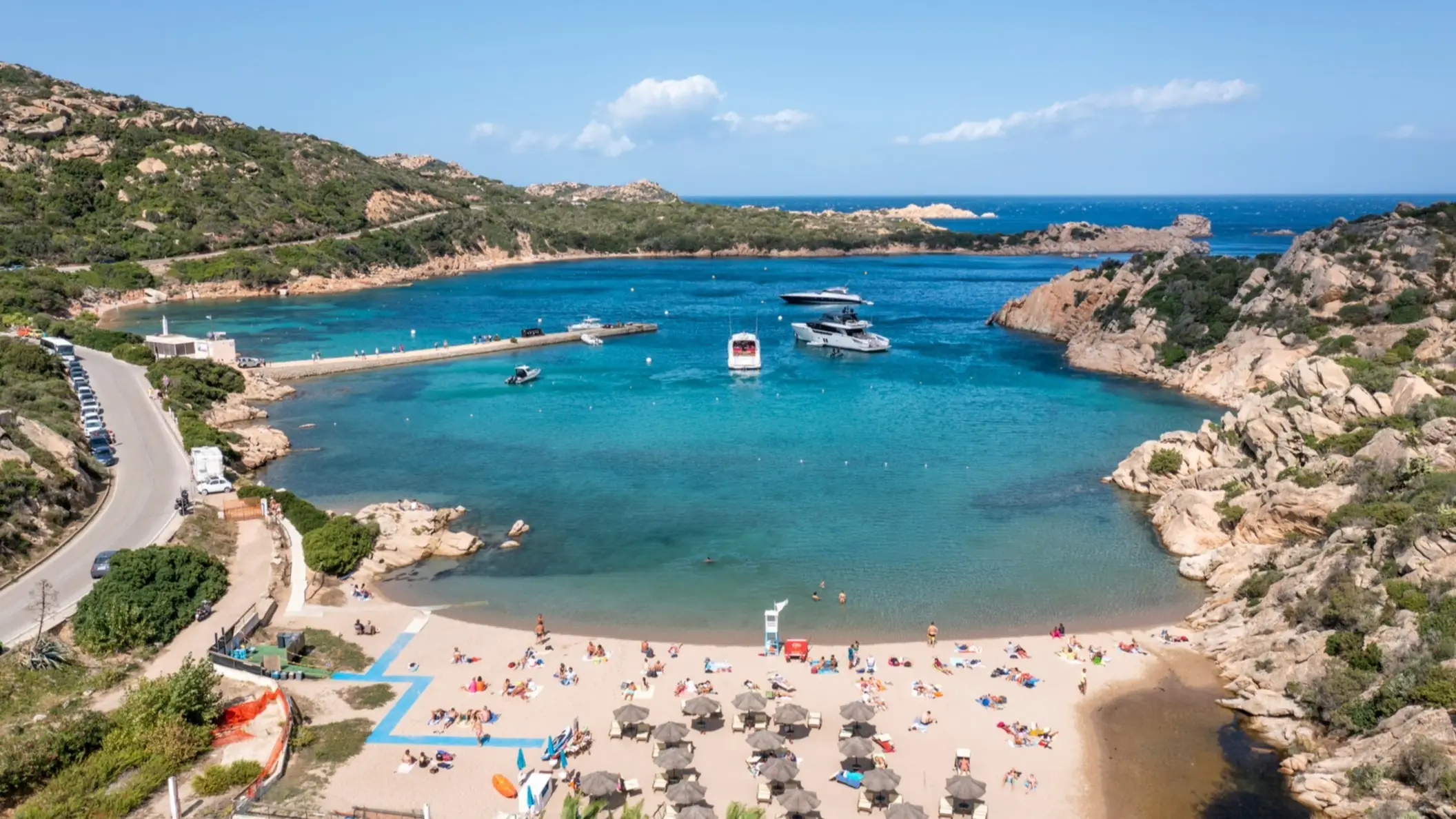 Italien, Sardinien, Cala Spalmatore Blick zum Cala Spalmatore, La Maddalena, Sardinien, Italien mit Menschen am Strand und Booten im Wasser.