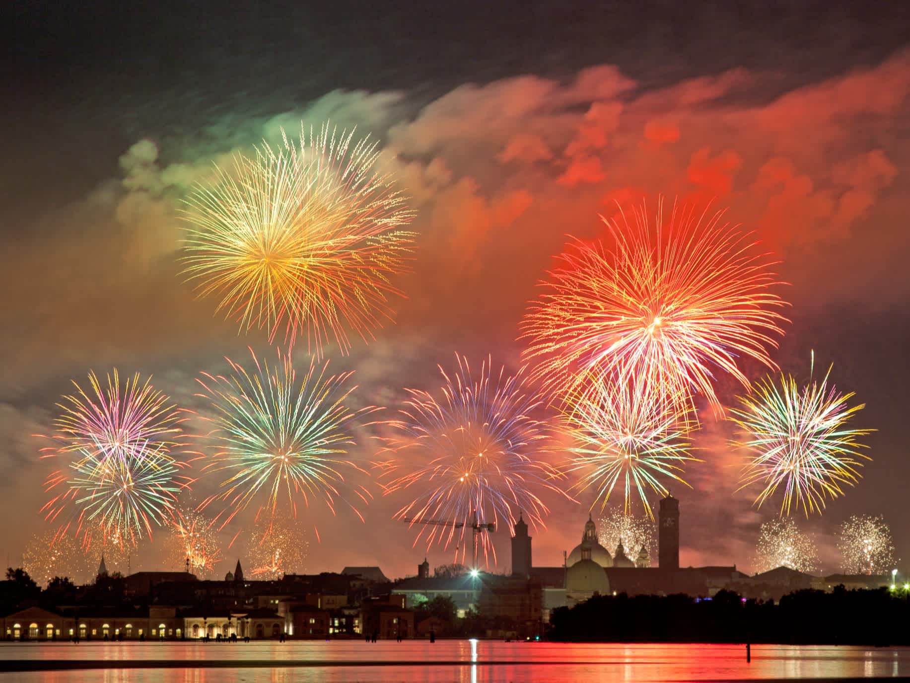 Feux d'artifice lors  de la célébration du Redentore à Venise, Italie.