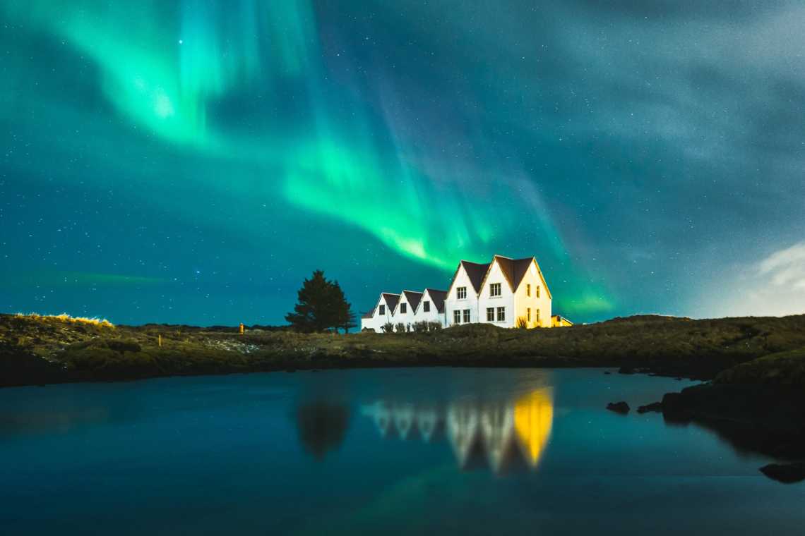 Einsame Häuser unter Nordlichtern, Keflavik, Island 