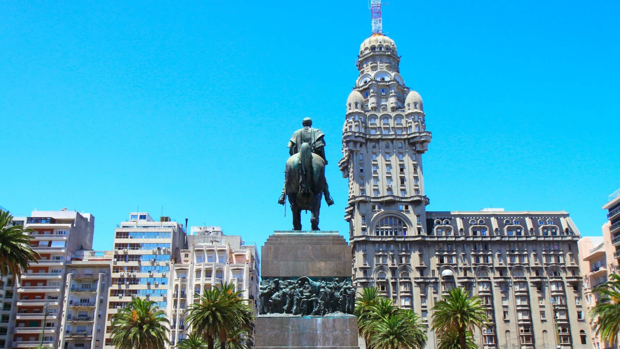Vue sur la statut de la place Independence Square avec Palacio Salvo à Montevideo, Uruguay
