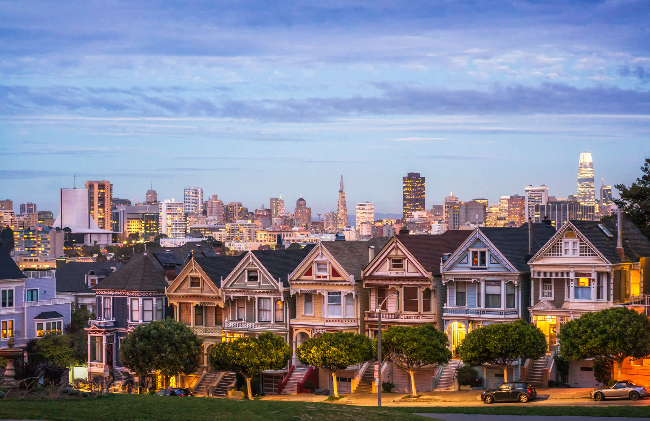 Groupe de maisons Painted Ladies et skyline de San Francisco en arrière-plan, Californie, États-Unis.