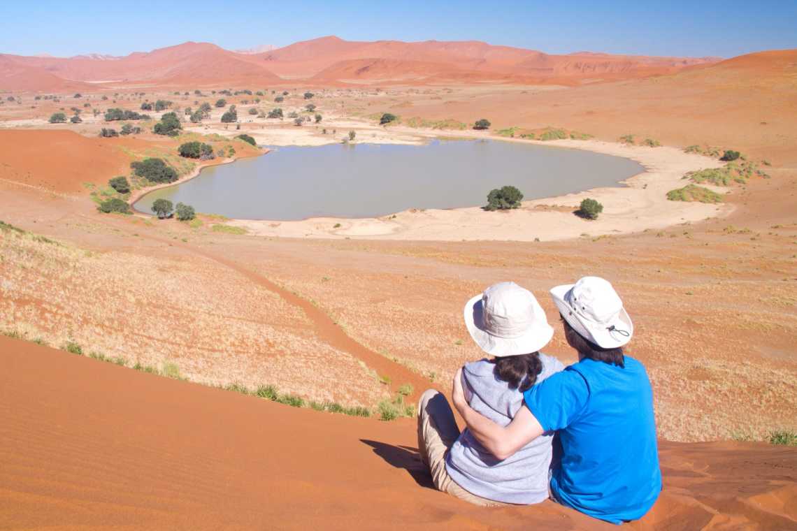 Ein Paar auf romantischem Urlaub in der Sandwüste in Namibia.