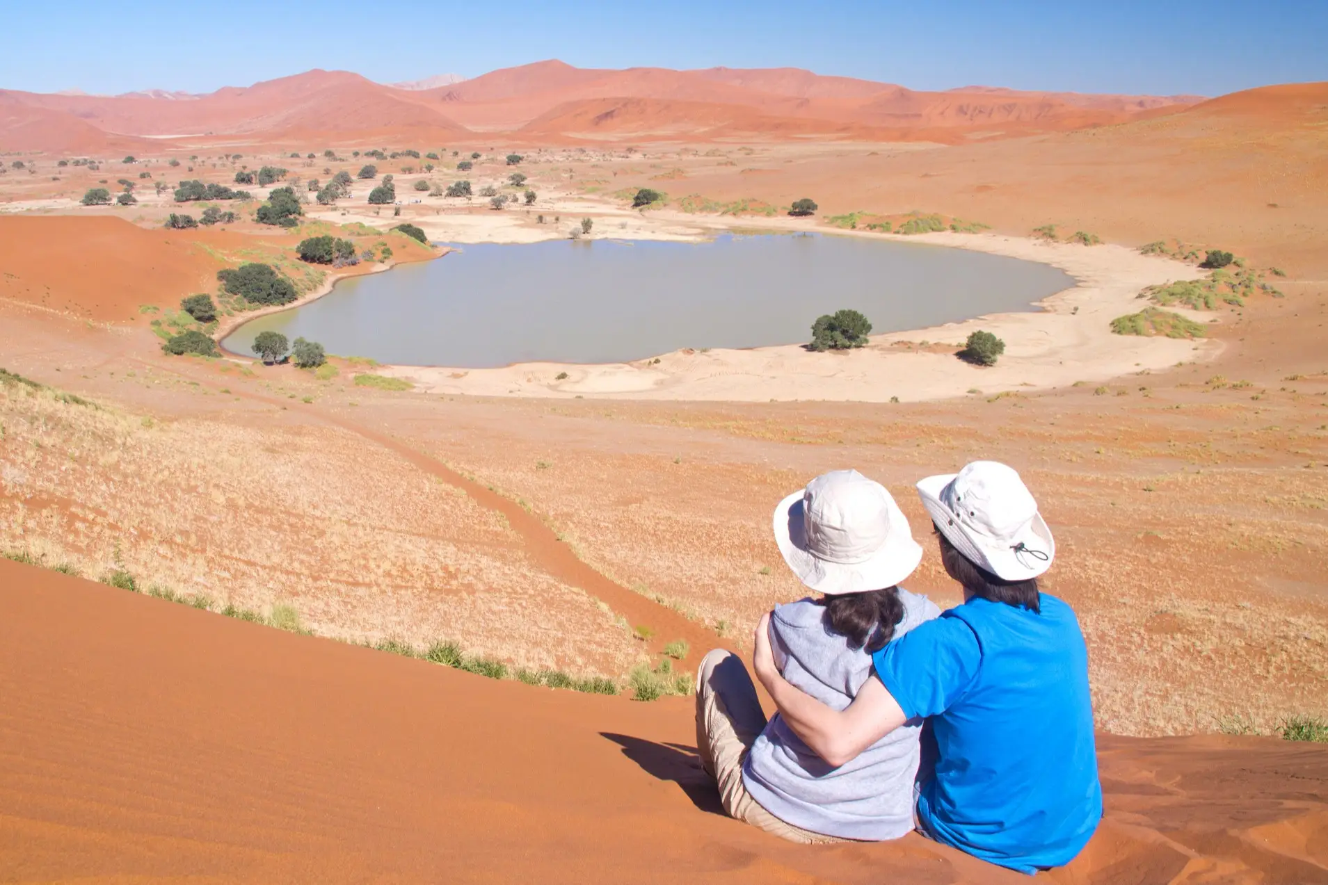 Namibia, Flitterwochen Ein Paar auf romantischem Urlaub in der Sandwüste in Namibia.