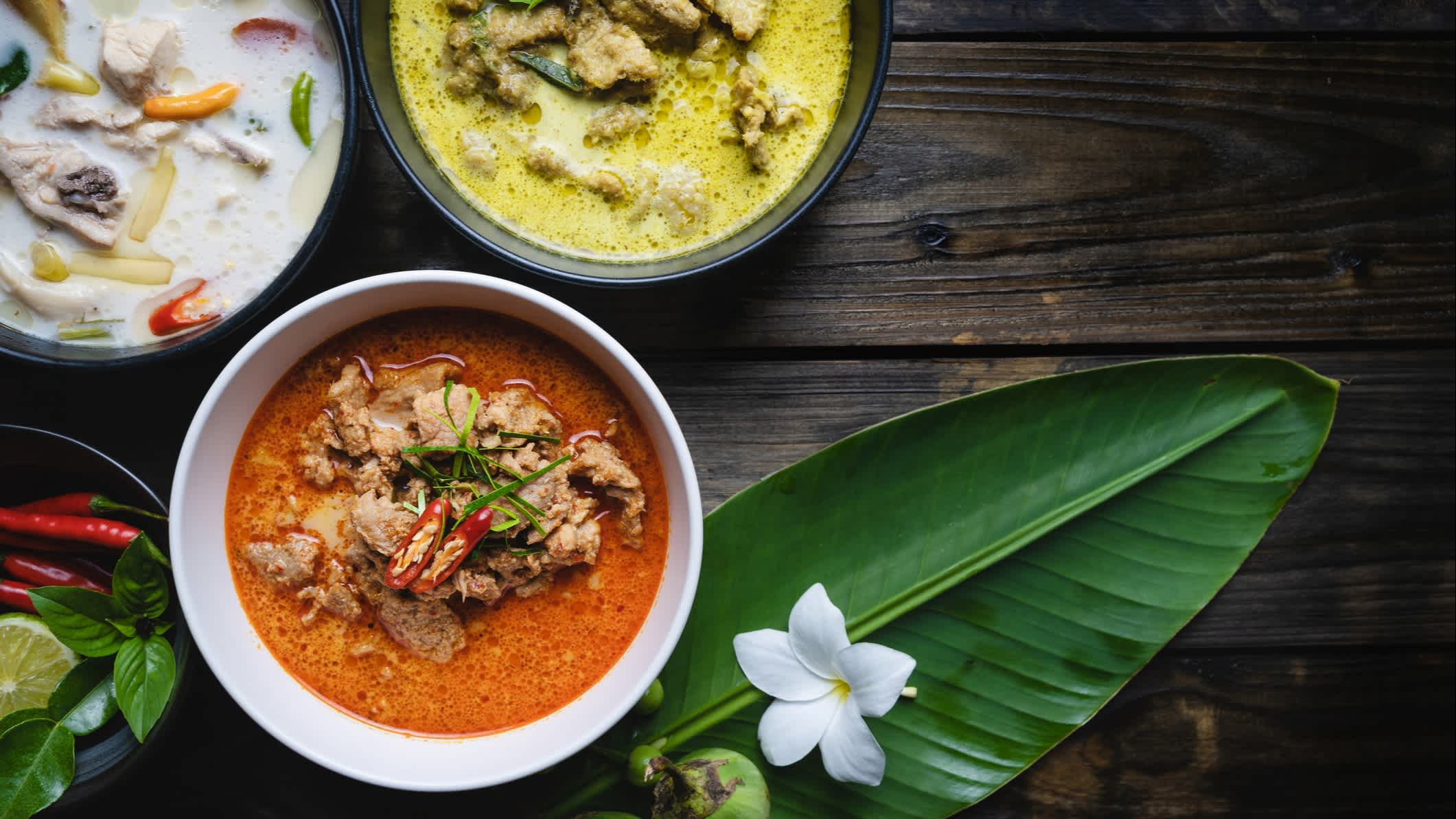 Thailändisches Curry auf Holzhintergrund.