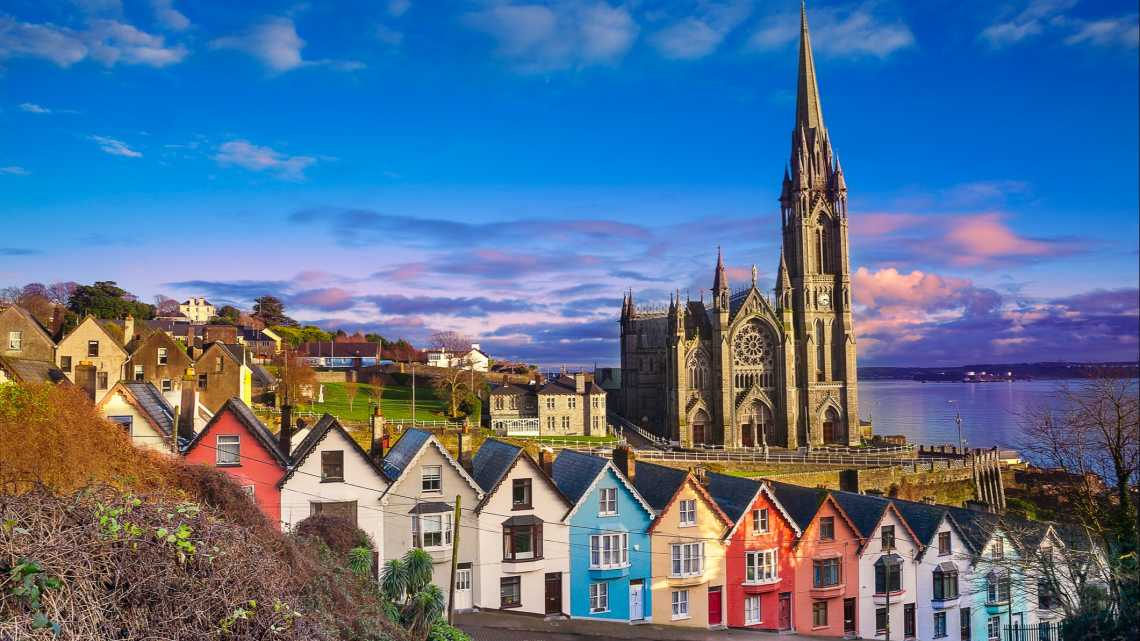 Häuser und Kathedrale in Cobh, Irland