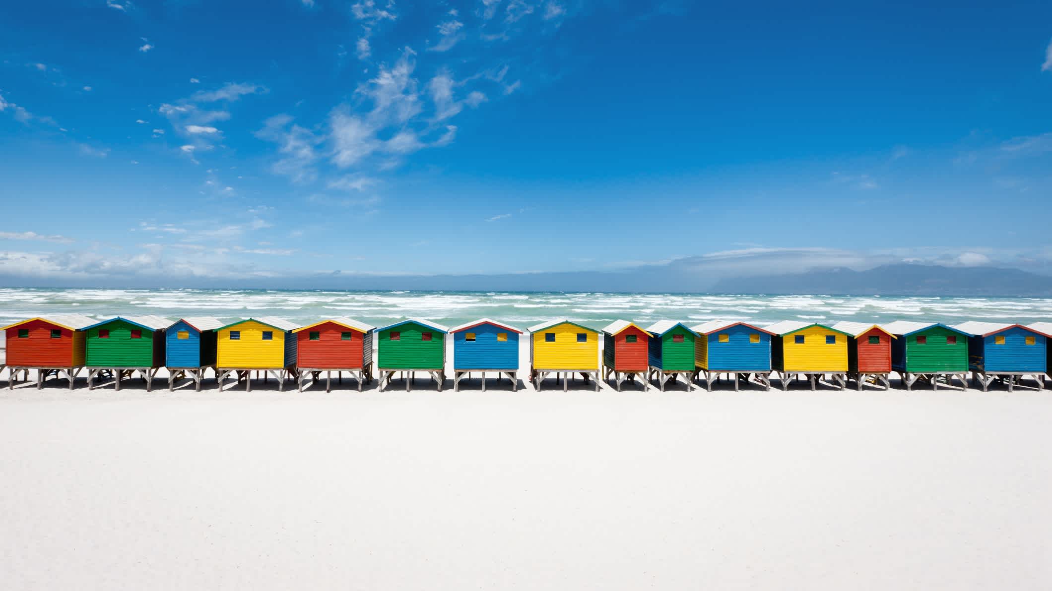 Strandhütten am weißen Sandstrand von Muizenberg, Kapstadt, Südafrika.