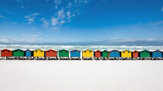 Strandhütten am weißen Sandstrand von Muizenberg, Kapstadt, Südafrika.