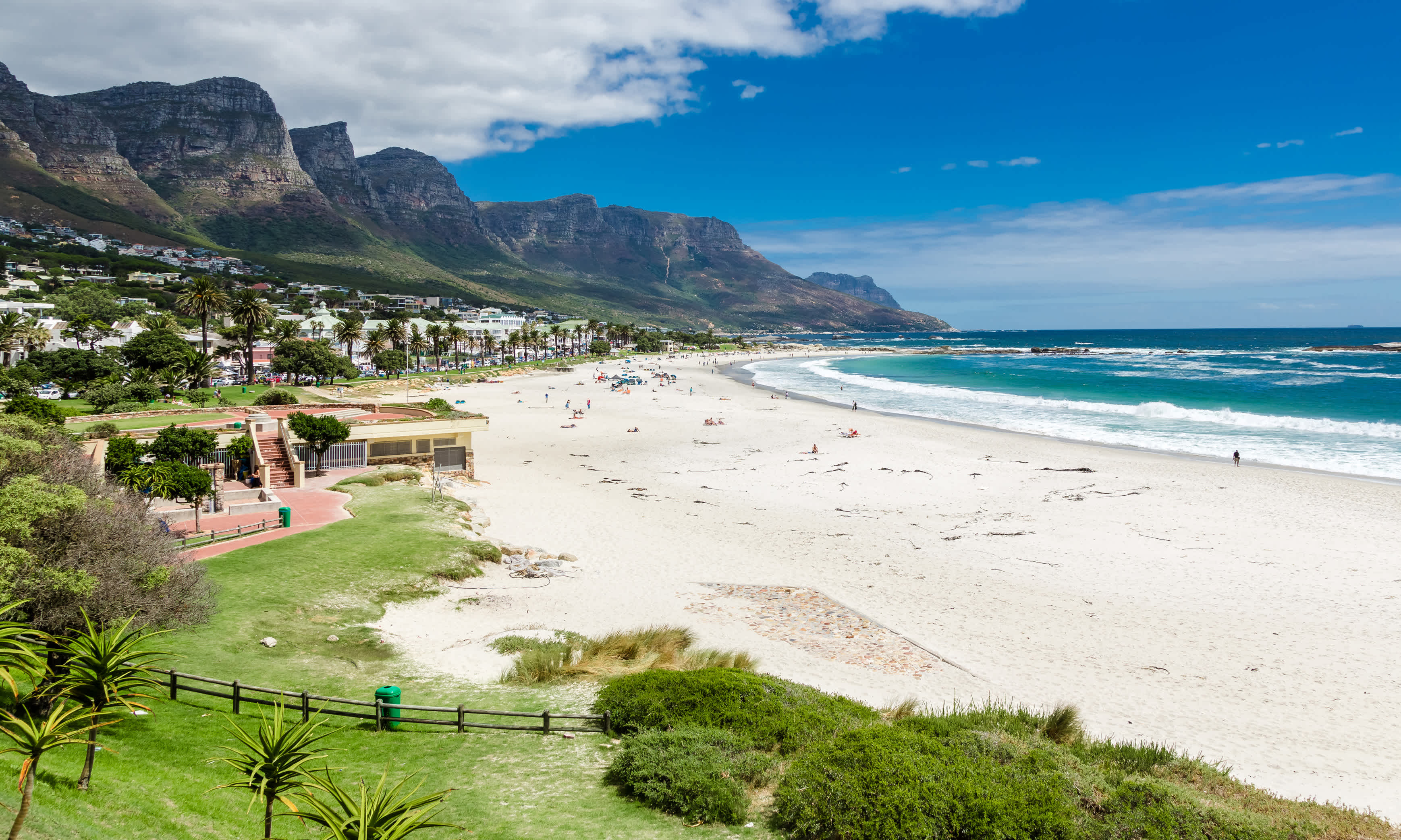 Afrique du Sud, vacances à la plage, plage de sable blac et mer turquoise.