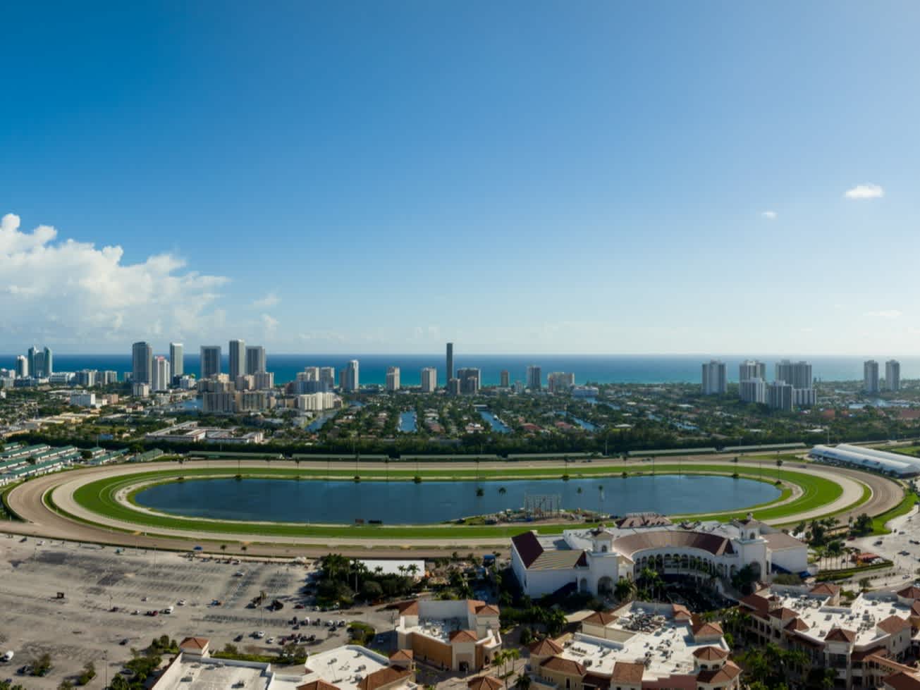 Vue aérienne de Gulfstream Park Hallandale avec la skyline de Miami et la mer en arrière-plan