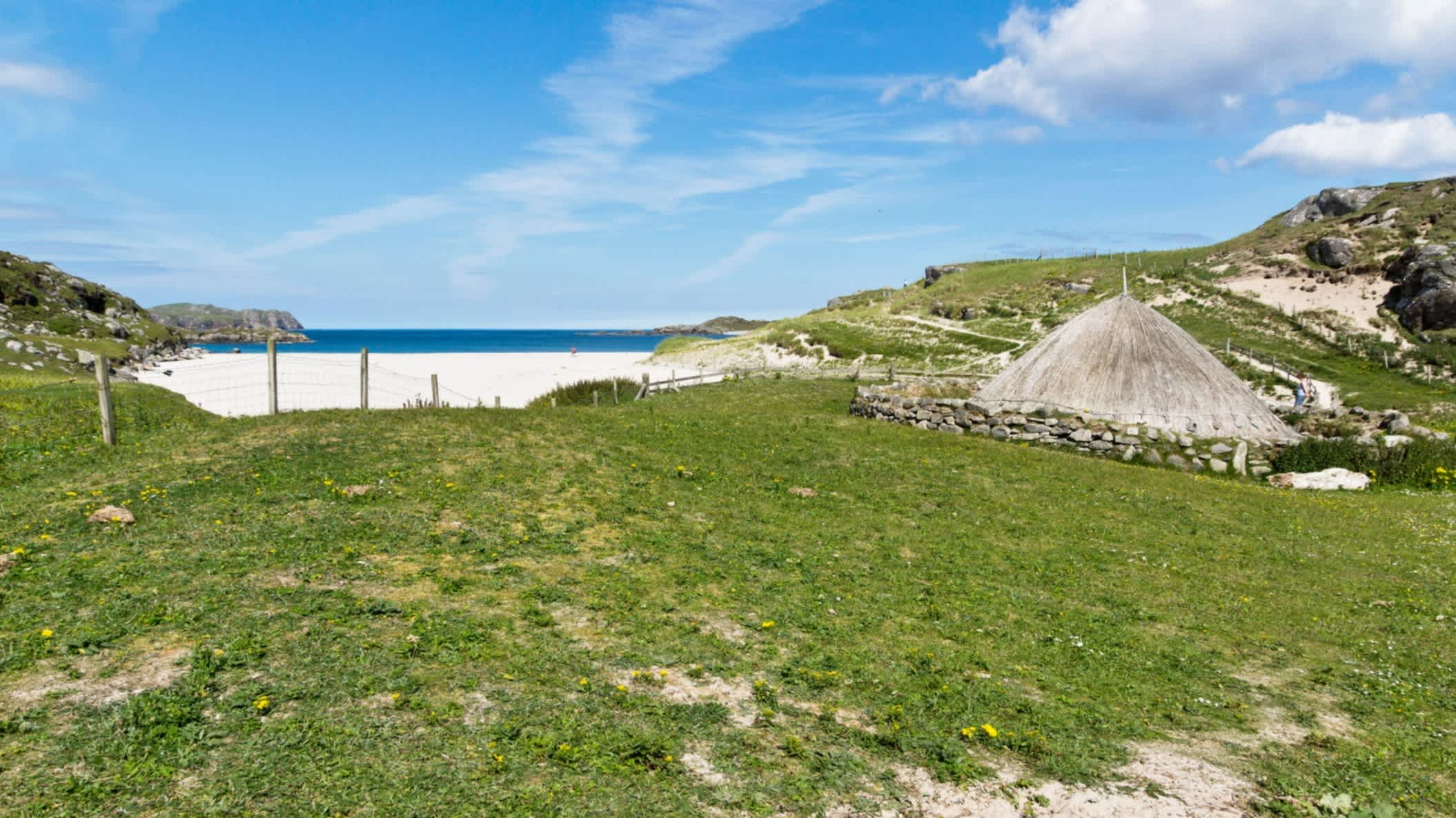 Blick auf ein Haus aus der Eisenzeit am Bosta Beach Isle of Lewis, Great Bernera, Schottland