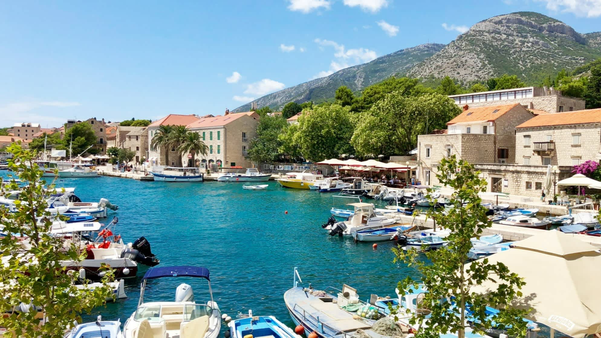 Une ville de Bol sur l'île croate de Brač
