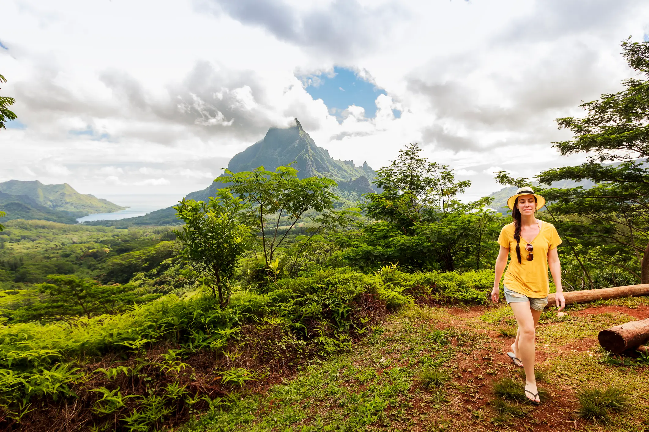 Sentier de randonnée et femme au T-shirt jaune à Moorea