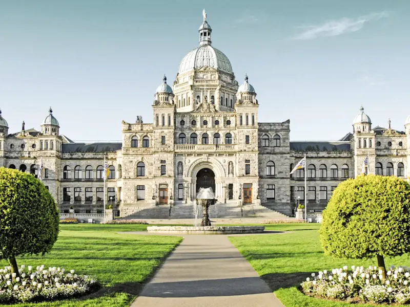 Canada, Colombie-Britannique, Victoria Imposant bâtiment du Parlement avec des jardins bien entretenus, Victoria, Colombie-Britannique, Canada.
