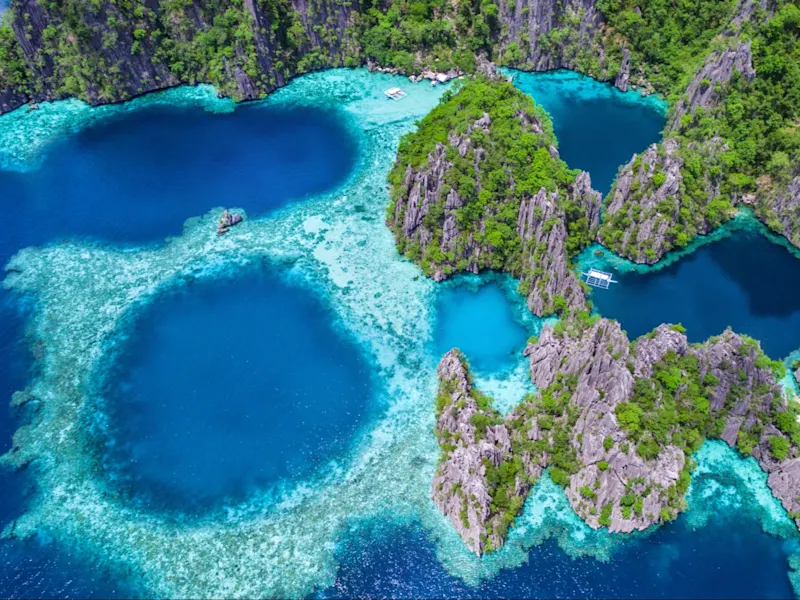Coron Insel, Palawan, Philippinen Luftaufnahme von türkisblauen Lagunen und Kalksteinfelsen, Coron, Palawan, Philippinen.