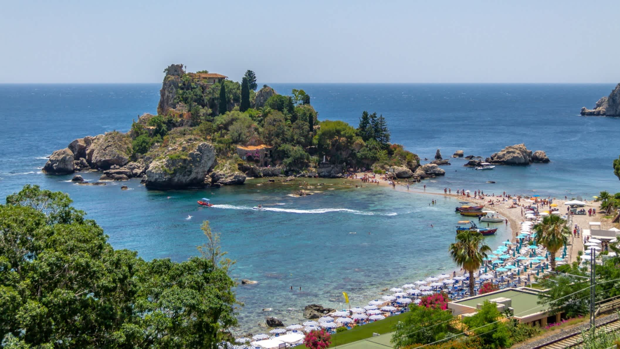 Luftaufnahme der Insel Isola Bella und Strand, Taormina, Sizilien, Italien mit einer vorgelagert en Insel.
