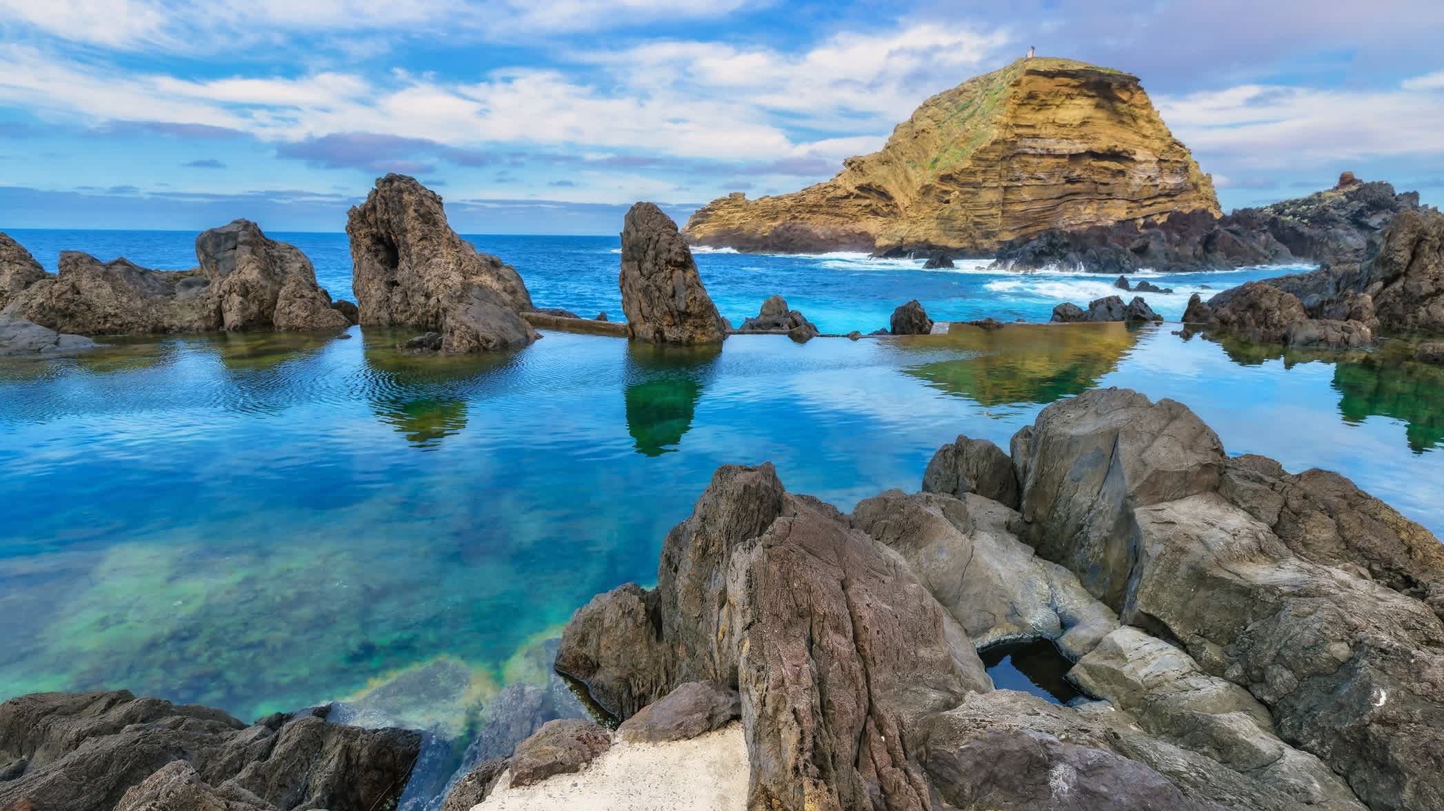 Piscines naturelles volcaniques à Porto Moniz, île de Madère, Portugal.