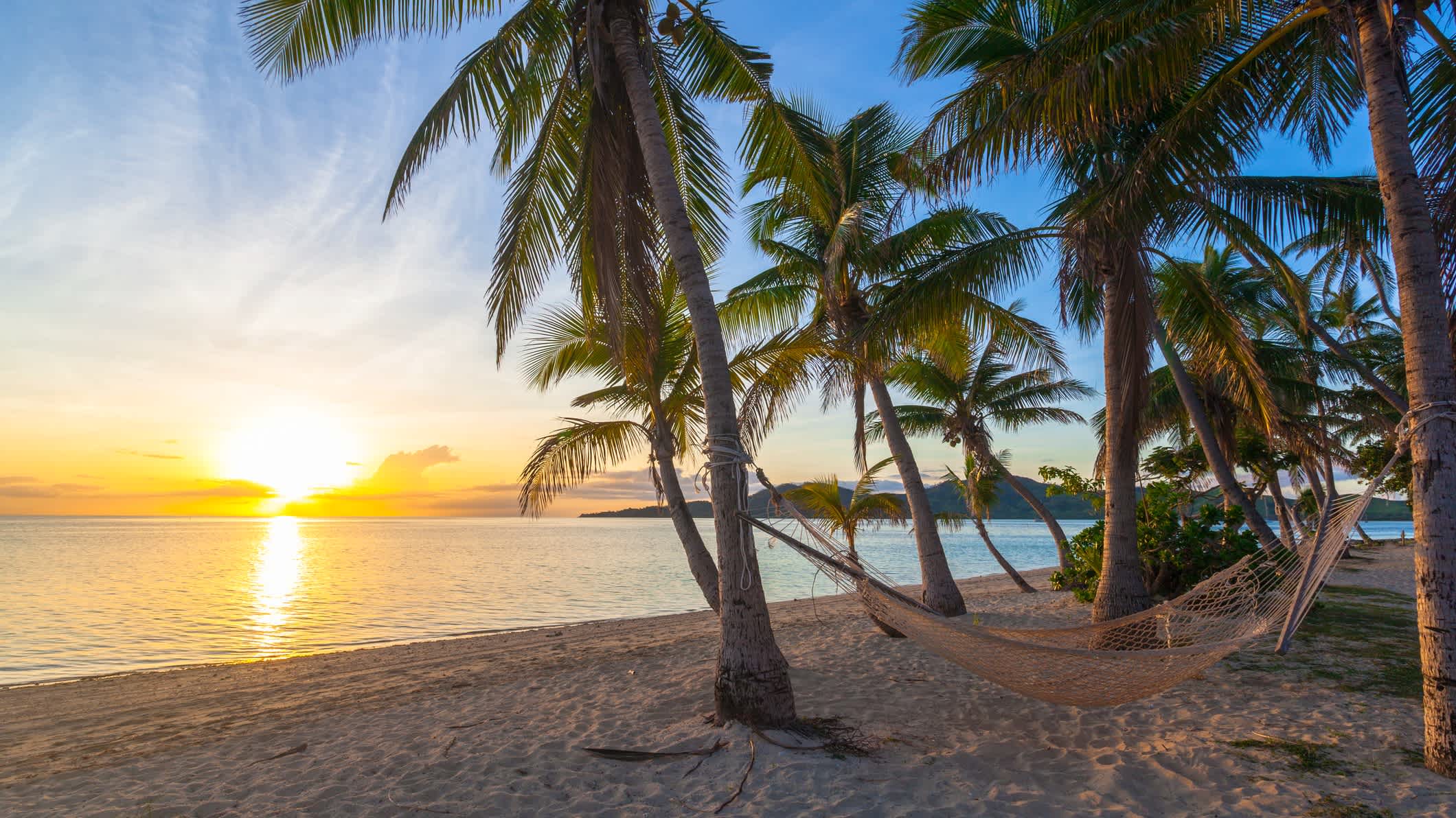 Sonnenuntergang am Strand auf Fidschi.


